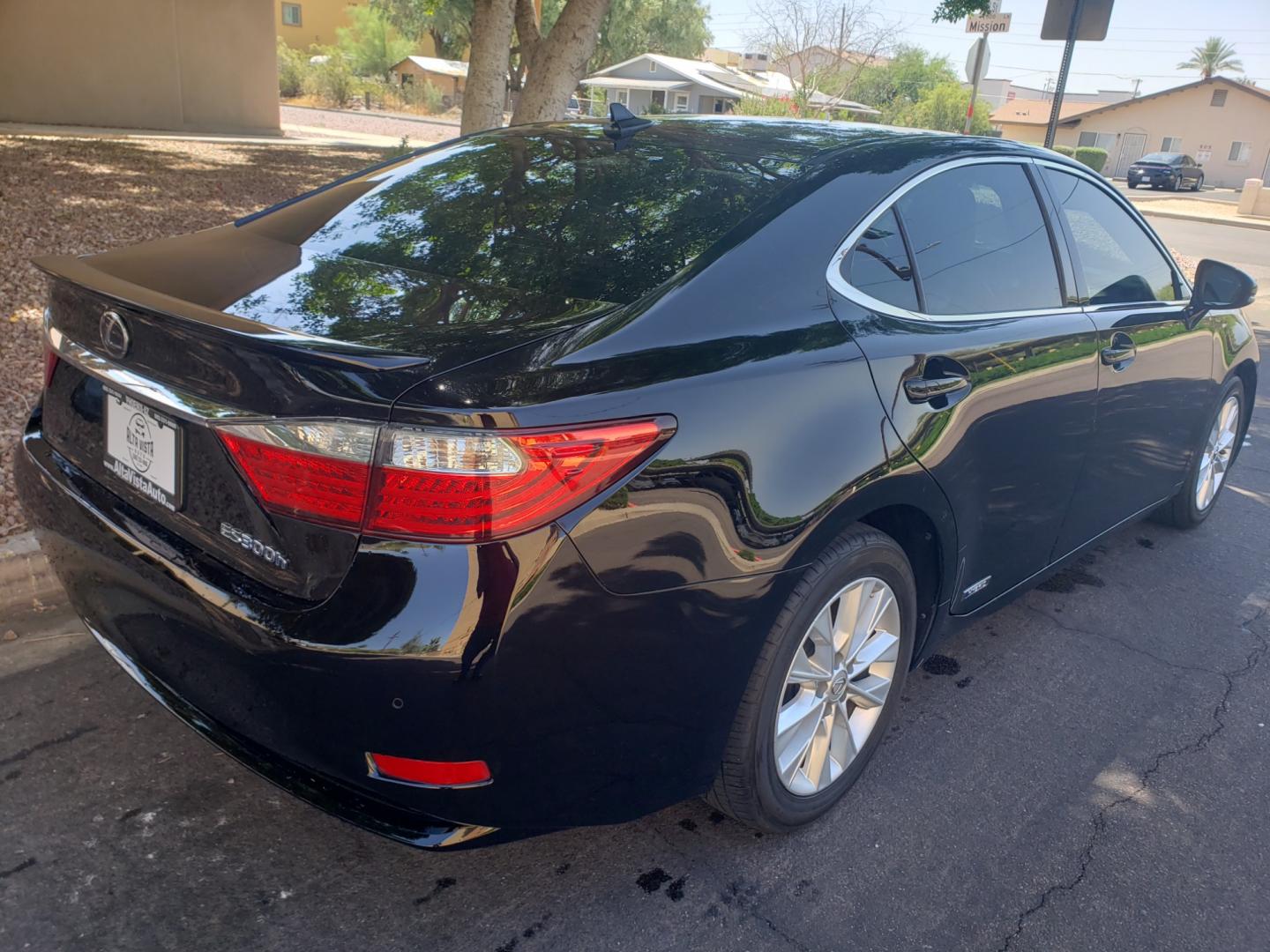 2013 /black Lexus ES 350h es 300h (JTHBW1GG1D2) with an 2.5L L4 DOHC 16V HYBRID engine, Continuously Variable Transmission transmission, located at 323 E Dunlap Ave., Phoenix, AZ, 85020, (602) 331-9000, 33.567677, -112.069000 - 2013 Lexus ES Hybrid,......A True Must See!! No accidents, IceCold AC, The car is gorgeous inside and out, power windows, power door locks, Gorgeous tinted sunroof, Stereo/Cd Player, Navigation, Phone sync, Bluetooth, Satellite radio compatible, Backup camera, Clean Black Interior with beautiful Bla - Photo#3